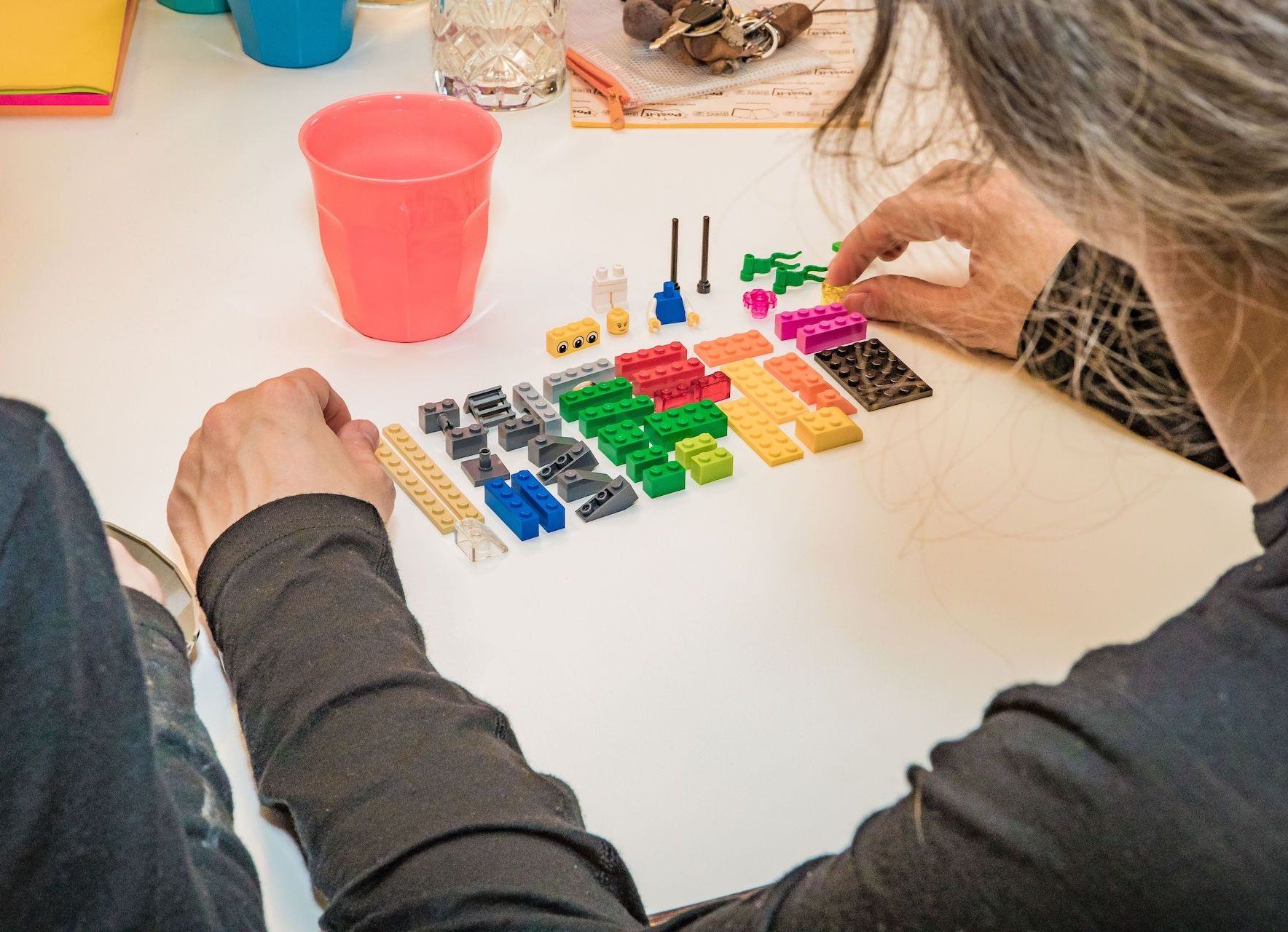 Teilnehmende sortieren die LEGO®-Steine des Exploration Bags